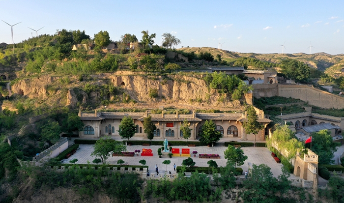 游人在陕西省榆林市米脂县杨家沟革命旧址参观(9月10日摄,无人机照片)。 游人在陕西省榆林市米脂县杨家沟革命旧址参观(9月10日摄,无人机照片)。