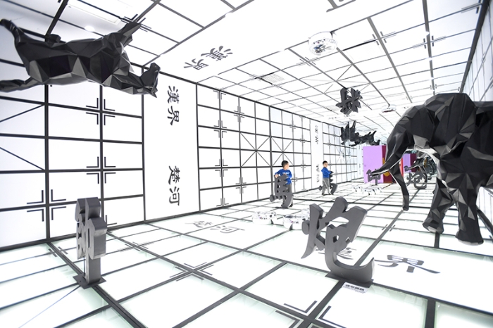 2019年9月21日,小朋友在湖南省长沙市“字在其中”汉字国潮艺术展上参观。 2019年9月21日,小朋友在湖南省长沙市“字在其中”汉字国潮艺术展上参观。