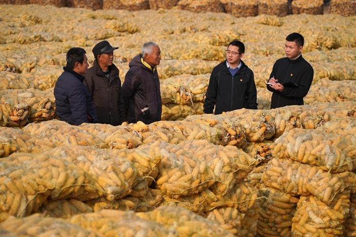 2020年12月10日,河北省巨鹿县纪委监委工作人员(右一和右二)在巨鹿县西郭城镇柳洼村向村民了解扶贫政策落实情况。 2020年12月10日,河北省巨鹿县纪委监委工作人员(右一和右二)在巨鹿县西郭城镇柳洼村向村民了解扶贫政策落实情况。