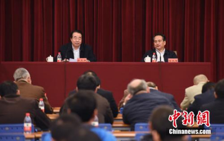 3月23日下午,国务院侨办召开全办干部大会,办党组书记许又声传达习近平总书记在党的十九届三中全会第二次全体会议上的重要讲话精神和《深化党和国家机构改革方案》,对国侨办机构改革进行动员部署。办党组成员、副主任谭天星,全体机关干部和在京直属单位领导班子成员参加会议。 侯宇 摄 3月23日下午,国务院侨办召开全办干部大会,办党组书记许又声传达习近平总书记在党的十九届三中全会第二次全体会议上的重要讲话精神和《深化党和国家机构改革方案》,对国侨办机构改革进行动员部署。办党组成员、副主任谭天星,全体机关干部和在京直属单位领导班子成员参加会议。 侯宇 摄