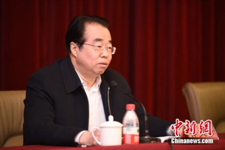 3月23日下午,国务院侨办召开全办干部大会,办党组书记许又声传达习近平总书记在党的十九届三中全会第二次全体会议上的重要讲话精神和《深化党和国家机构改革方案》,对国侨办机构改革进行动员部署。 侯宇 摄 3月23日下午,国务院侨办召开全办干部大会,办党组书记许又声传达习近平总书记在党的十九届三中全会第二次全体会议上的重要讲话精神和《深化党和国家机构改革方案》,对国侨办机构改革进行动员部署。 侯宇 摄